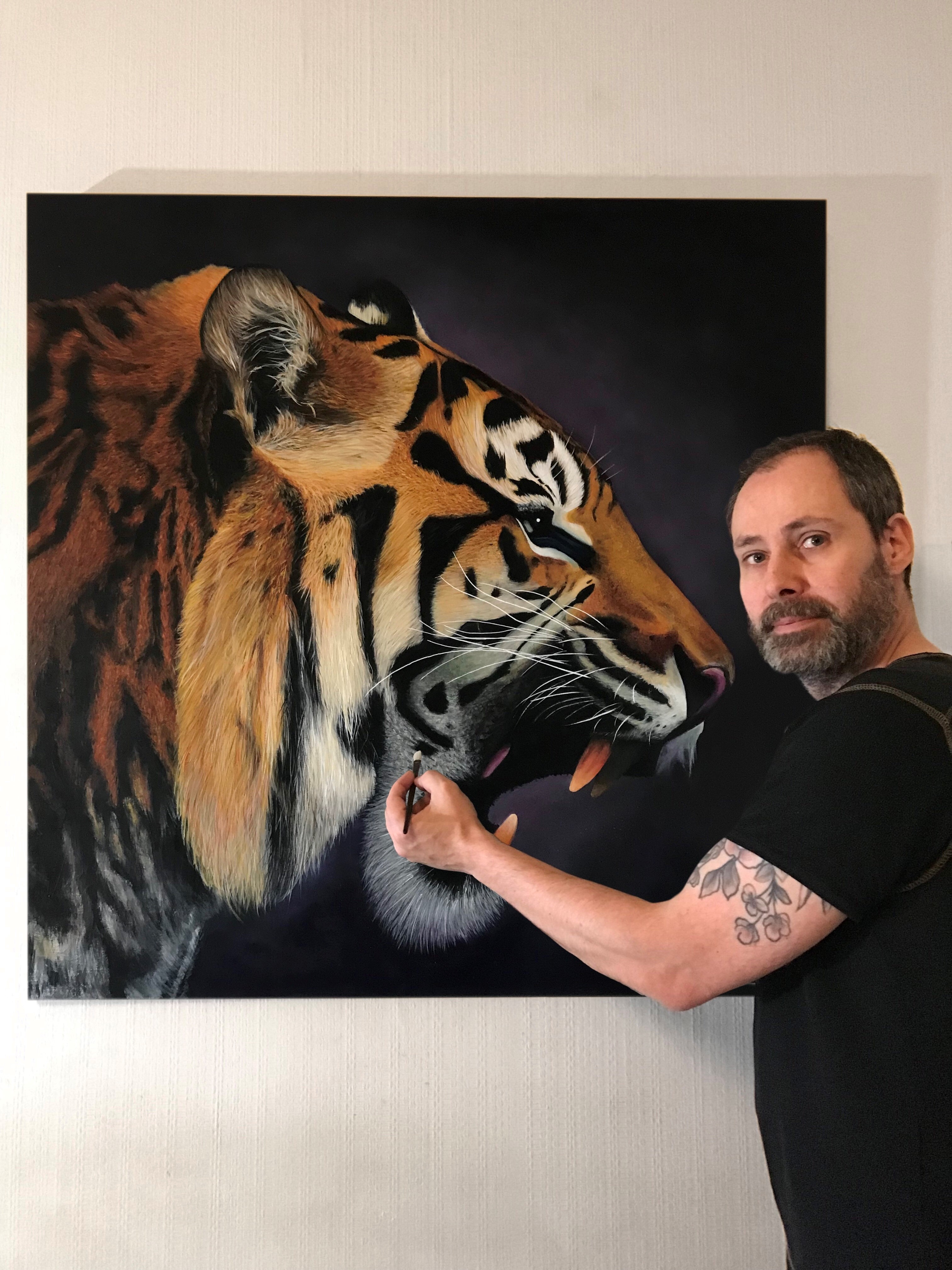 Jerome Berranger devant une peinture de Tigre